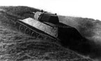 Опытный танк А-32 во время испытаний преодолевает подъём. Июнь 1939 года.