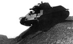 Опытный танк А-32 во время испытаний перед крутым спуском. Июнь 1939 года.