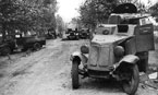 Разбитая в ходе боя советская техника - грузовики ЗиС-5, ЗиС-6, ГАЗ-АА и на переднем плане БА-10. У БА-10 сняты экипажем башенный и лобовой пулемёты. Юго-западный фронт, июль 1941 г.