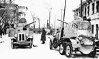 Бронеавтомобили БА-10 в освобождённом Шлиссельбурге. Машины имеют зимний камуфляж, на башнях видны трёхзначные номера и треугольник с цифрой 1 в нём. Ленинградский фронт, январь 1943 года.