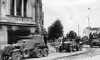 Колонна бронеавтомобилей БА-10 и БА-10М неизвестной части Красной Армии на улице освобождённого Выборга. Ленинградский фронт, лето 1944 года.