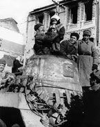 Части Красной Армии в освобождённой Вязьме. 13 марта 1943 года. На переднем плане экипаж бронемашины БА-10М с маленькой девочкой.