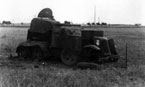 Уничтоженный БА-10. На заднем плане видны наступающие немецкие части. Юго-западный фронт, июнь 1941 г.