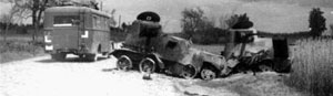 Уничтоженные в ходе боя два БА-10. По всей видимости бронеавтомобили вели бой с колонной немецких войск двигавшейся по дороге. Украина, июль, 1941 г.