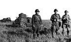 Командиры 8-й мотоброневой бригады уточняют боевую задачу. На заднем плане бронеавтомобили БА-10 и БА-20 (радийный). Июль 1939 года.