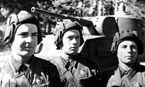В боях с немецкими захватчиками отличился экипаж бронеавтомобиля БА-10, подбивший 2 немецких танка Pz.Kpfw. II. Командир экипажа сержант К.В.Колесник (в центре), а также стрелок красноармеец К.И.Грумынский (слева) награждены за эти бои орденами Красного Знамени, а механик-водитель И.А.Сидоренко (справа) – орденом Красной Звезды. Юго-западный фронт, июль 1941 года.