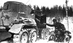 Мотоциклист передает боевое донесение экипажу бронеавтомобиля БА-10. Карельский перешеек, 1939 год. На задние колеса броневика одеты гусеницы «Оверолл» для улучшения проходимости по снегу.