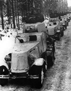 Колонна бронеавтомобилей БА-10 на фронтовой дороге. Карельский перешеек. Все машины перекрашены в белый цвет и не имеют никаких тактических обозначений. Две первых машины являются радийными. Неизвестная танковая часть,  февраль  1940 года.