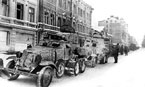 Бронеавтомобили БА-10 29-й танковой бригады на улице Выборга. Северо-западный фронт, 13 марта 1940 года. Обращают на себя внимание зимний камуфляж машин и вездеходные цепи "Оверолл" на колёсах задних мостов.
