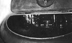 Вид на внутреннюю часть башни БА-10А через открытый люк. Виден казенник орудия и окуляры ТОП и ПТ-1.