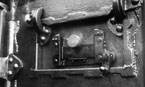 Смотровой лючок в двери бронеавтомобиля БА-10А. Хорошо видны петли, броневая заслонка смотровой щели и планки для защиты от попадания свинцовых брызг.
