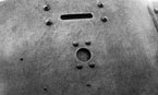 Вид с внешней стороны на смотровую щель и отверстие для стрельбы из револьвера в борту башни бронеавтомобиля БА-10А.