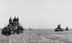 Трофейная советская техника в составе Вермахта движется по полю. На переднем плане БА-10М, за ним Т-34 и Т-70. Весна 1943 года.