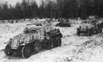 Колонна бронеавтомобилей БА-10 и БА-6 во время наступления под Москвой. Машины окрашены белой краской по защитно-зелёному фону. Западный фронт, 18-я танковая бригада, декабрь 1941 года.