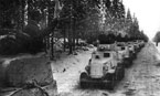 Колонна бронеавтомобилей БА-10 и БА-6 выдвигаются на новый рубеж. Машины имеют зимний камуфляж. Западный фронт, 18-я танковая бригада, ноябрь 1941 года.
