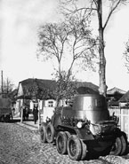 Бронеавтомобиль БА-10 на улице местечка Лебедев. Хорошо видна укладка брезента и вездеходных цепей "Оверолл". Сентябрь 1939 года.