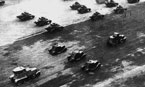 Бронетехника на параде войск ленинградского гарнизона. Площадь Урицкого (ныне Дворцовая), На фото видны танкетки Т-27, танки МС-1, бронеавтомобили Д-8, Д-12, Д-13 и опытный образец БА-3. 1 мая 1933 года.
