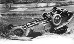 Разбитый в бою республиканский бронеавтомобиль БА-6, сброшенный с дороги. Каталония, 1938 год. На этом фото хорошо видна нижняя часть машины.