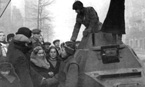 Разведывательный лёгкий бронеавтомобиль БА-64 на углу пересечения Крещатика и улицы Саксаганского. Судя по коричневым кожаным жилетам-безрукавкам английского производства, которые одеты на членах экипажа бронемашины, разведгруппа принадлежит 48-му гвардейскому отдельному полку прорыва, оснащённому британскими танками типа MK IV «Черчилль». Украина, ноябрь 1943 года.