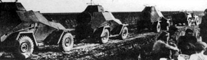 Испытания первых серийных БА-64. В голове колонны ГАЗ-64. Хорошо видны открытые двухстворчатые сетки для защиты от гранат на башнях броневиков. Май 1942 года.