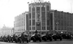 Бронеавтомобили БА-64Б перед парадом на улице Горького у Центрального телеграфа. Москва, 7 ноября 1945 года.