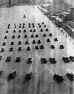 Парад на Красной площади. Внизу фото виден ряд бронеавтомобилей БАИ, за ними идёт ряд бронеавтомобилей БА-3. 1 мая 1934 года. 