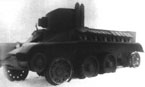 Испытания БТ-2-ИС. На корпусе танка рядом с башней установлены два тетрахлорных огнетушителя. Лето 1935 г.