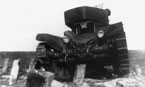 БТ-5-ИС преодоевает деревянные надолбы. Май 1937 г.