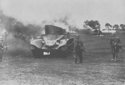 Немецкие солдаты осматривают советский танк БТ-2, имеющий лишь пулемётное вооружение. Зап. Украина, июнь 1941 г.