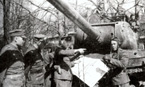 Представитель советского командования уточняет вопросы взаимодействия с офицерами 4-го отдельного полка тяжёлых танков Войска Польского. Апрель 1945 года.