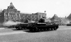 В первомайском параде 1945 года впервые принимали участие тяжелые танки ИС-2.
