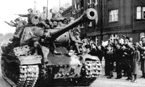 Тяжелый танк ИС-2 с пехотой на броне приветствуют жители города Градец Кралове в северо-восточной Богемии, Чехословакия, май 1945 г. Тактический номер "1-12" обозначает следующее: 1-я рота 1-й взвод 2-й танк.