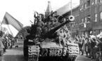 Ещё один танк ИС-2 на улице г.Градец Кралове в северо-восточной Богемии. Чехословакия, май 1945 г.