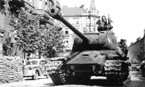 Танки ИС-2 1-й чехославацкой танковой бригады вступают в Прагу. Май 1945 года.