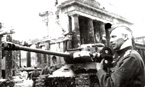 Танк ИС-2 у Бранденбургских ворот. Берлин, май 1945 года. На переднем плане – кинооператор Р.Кармен, впоследствии известный кинорежиссёр, автор документального фильма «Неизвестная война».