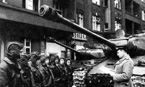 В одной из танковых частей зачитывается «победный» приказ Верховного Главнокомандующего. Берлин, май 1945 года. На переднем плане – ИС-2 с корпусом производства УЗТМ.