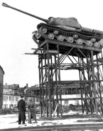 Первый опытный образец ИС-2 показали Сталину в октябре 1943. После того как была снята блокада Ленинграда, танк ИС-2 установили на постаменте около Кировского завода. Снимок сделан в 1946 году – танк стоит на ещё не доделанном постаменте.