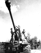 Танкисты осматривают свой ИС-2 после учебных стрельб. Ленинградский военный округ, 1948 год