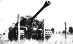 Тяжёлый танк ИС-2 из состава 6-го тяжёлого танкового полка своей массой проделывает проходы в заграждениях. Учения польских войск, 1951-1952 гг.