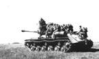 Тяжёлый танк ИС-2 с порядковым номером «720» и десантом пехоты на броне в атаке. Учения Войска Польского, 6-ой тяжёлый танковый полк, 1951-1952 гг.