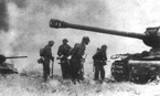 Немецкие солдаты осматривают подбитый ИС-2.