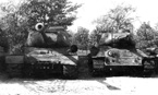 ИС-2 и Т-34-85. На фото хорошо видно, насколько невелик тяжёлый танк по сравнению со средним при разнице в массе в 15 т.