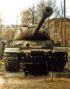 Тяжёлый танк ИС-2 представляющий собой синтез старого корпуса ИС-1 и новой башни со 122-мм пушкой. Эта машина находится в экспозиции Музея Войска Польского. Варшава, 1997 г (фото М.Коломийца).