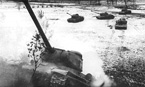 Танк ИС-2 преодолевает подъём. Восточная Пруссия, 3-й Белорусский фронт, январь 1945 г.