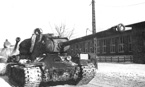 Советские танки ИС-2 из состава 34-го тяжёлого танкового полка, пол командованием полкованика М.Оглобина входят в пригороды Познани. Западная Польша, 1-й Белорусский фронт, конец января 1945 года.