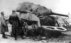 Фотокорреспондент, сделавший этот снимок, надписал, что это подбитый «Тигр», хотя на снимке ИС-2. Венгрия, 1945 год.