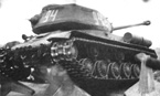 Танк ИС-2 преодолевает железобетонные противотанковые «ежи». Восточная Пруссия, 3-й Белорусский фронт, январь 1945 года.