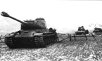 Танки ИС-2 в наступлении. Восточная Пруссия, 3-й Белорусский фронт, январь 1945 года.