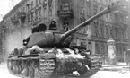 Танк ИС-2 34-го отдельного гвардейского тяжёлого танкового полка на улице Познани. 23 февраля 1945 года.