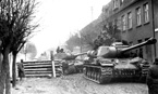 Колонна танков ИС-2  движется мимо немецкой баррикады в Восточной Померании. 1-й Белорусский фронт, март 1945 года.